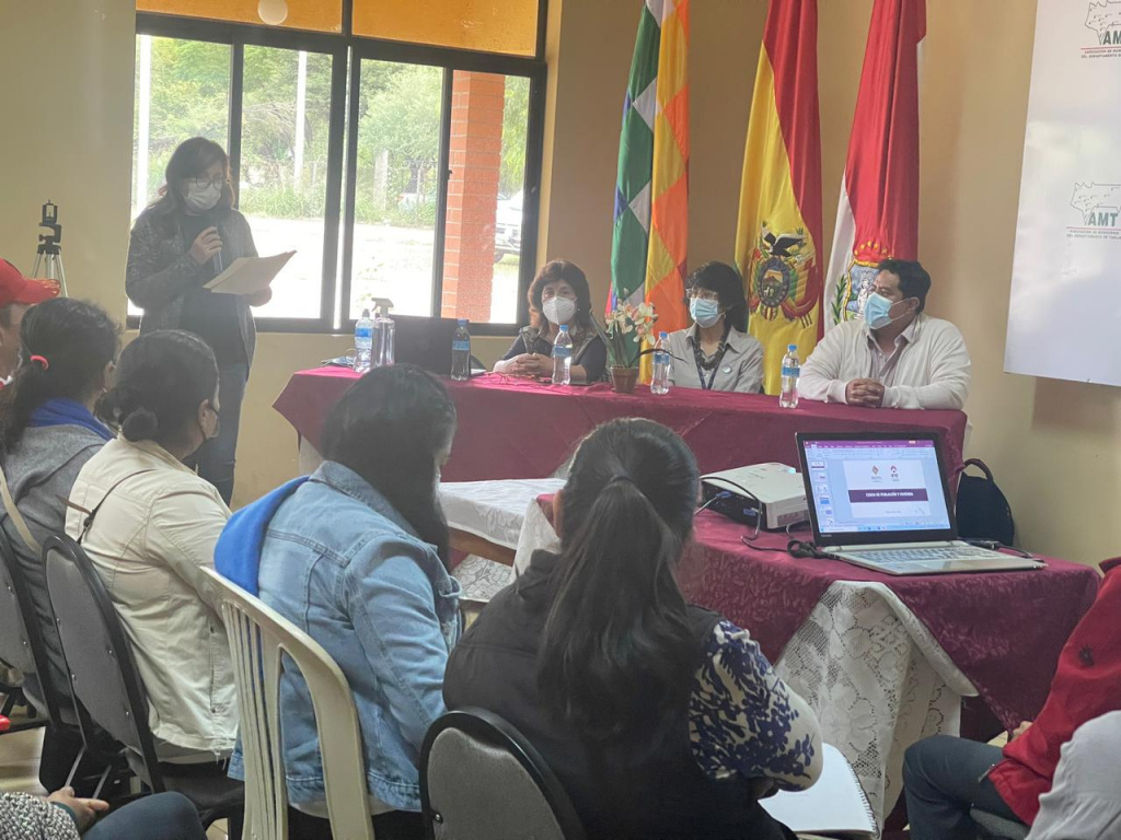 El viceministro de Planificación y Coordinación, Carlos Guachalla junto al personal del INE en la socialización realizada en Tarija.
