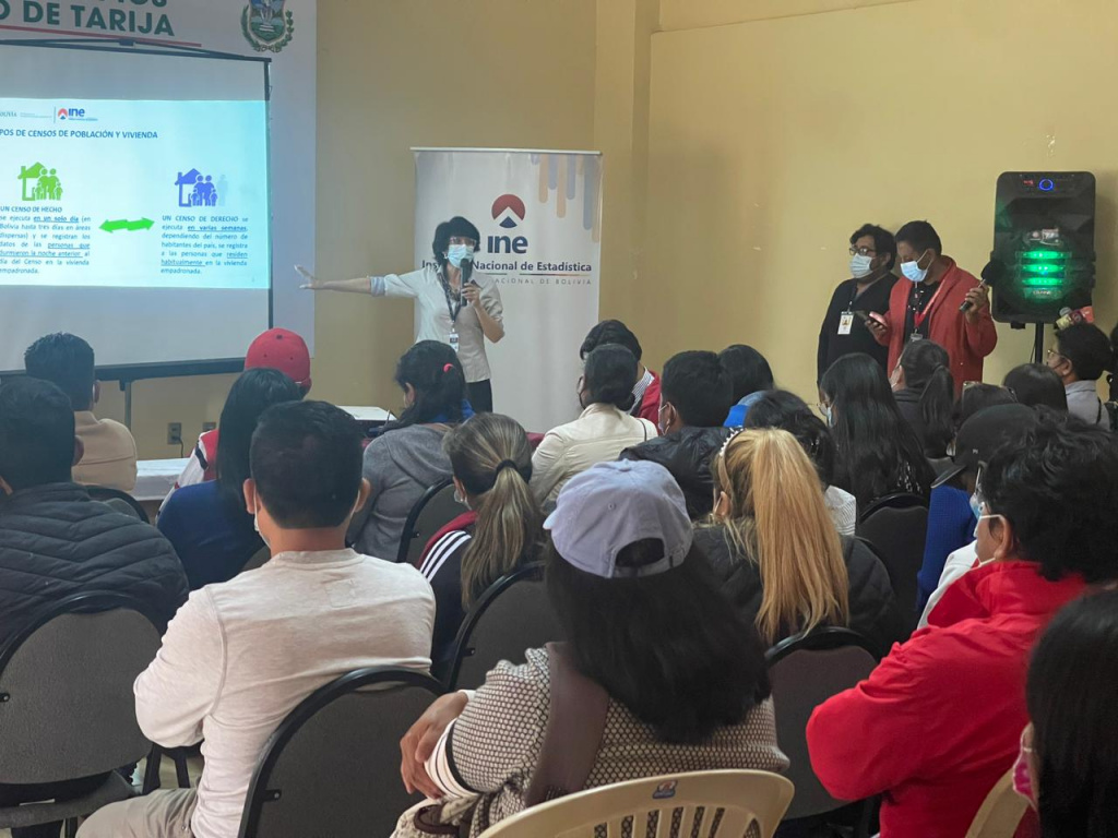 La directora de Censos y Encuestas, Martha Oviedo socializa el proyecto del Censo de Población y Vivienda en la sede de la Asociación de Municipios de Tarija.