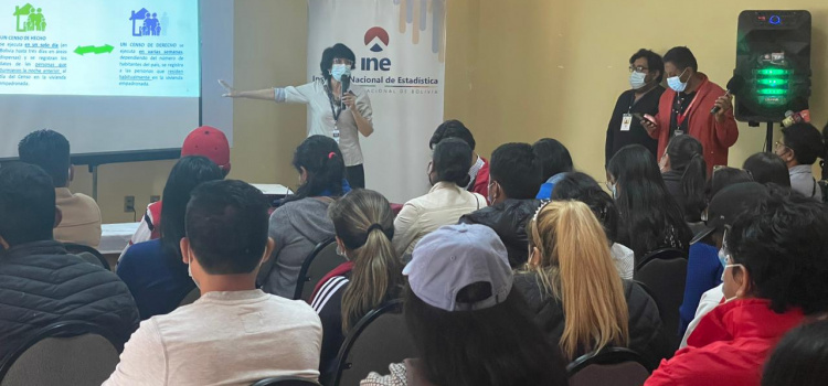 La directora de Censos y Encuestas, Martha Oviedo socializa el proyecto del Censo de Población y Vivienda en la sede de la Asociación de Municipios de Tarija. (25/03/2022)