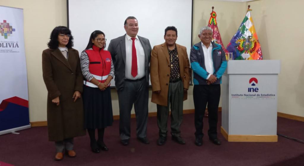 Autoridades del INE y subnacionales de La Paz tras la presentación de los resultados de la ACE en el departamento paceño.